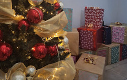 Dziękujemy Szkolnemu Kołu Wolontariatu przy Szkole Podstawowej w Śmiglu, opiekunom Koła oraz całej społeczności szkolnej za zorganizowanie pięknej akcji „Podaruj komuś Święta”.    Dzięki zaangażowaniu młodzieży oraz hojności rodziców obdarowanych zostanie