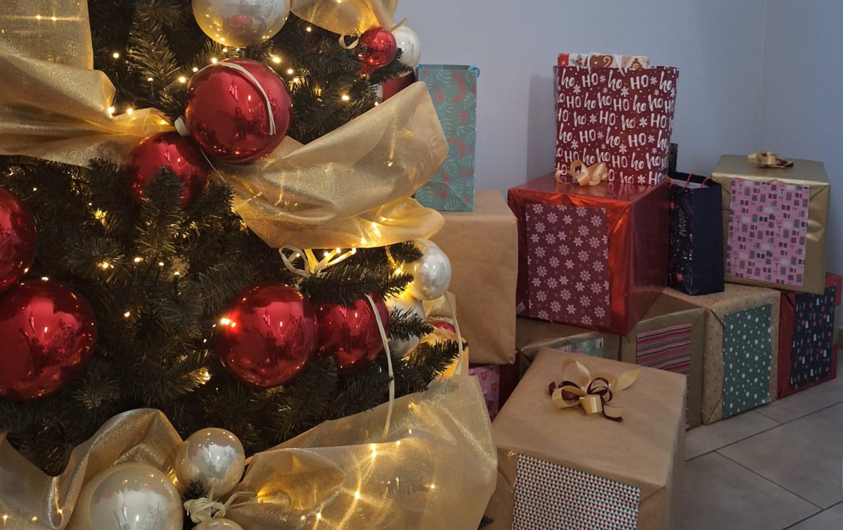 Dziękujemy Szkolnemu Kołu Wolontariatu przy Szkole Podstawowej w Śmiglu, opiekunom Koła oraz całej społeczności szkolnej za zorganizowanie pięknej akcji „Podaruj komuś Święta”.    Dzięki zaangażowaniu młodzieży oraz hojności rodziców obdarowanych zostanie